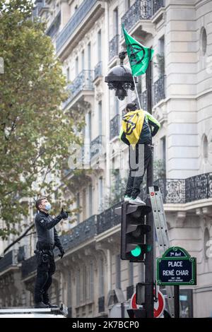 ©PHOTOPQR/LE PARISIEN/Fred Dugit ; Paris ; 13/10/2020 ; politische Paris VIie, le 13 octobre 2020 La nouvelle Action d’Extinction Rebellion Boulevard Saint-Germain tourne Court . Plus d’une centaine de manifest ont tenté de bloquer le Boulevard Saint-Germain devant le Ministère de l’environnement. Leur évacuation a débuté rapidement. Photo LP / Fred Dugit Extinction Rebellion Aktivisten von der Polizei umgeben. Evakuierung des Aussterbens Rebellion-Aktivisten nach einem Blockierungsversuch vor dem Ministerium für ökologischen Übergang. Paris, 13. Oktober 2020. Stockfoto