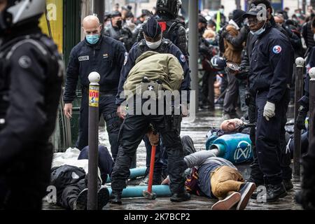 ©PHOTOPQR/LE PARISIEN/Fred Dugit ; Paris ; 13/10/2020 ; politische Paris VIie, le 13 octobre 2020 La nouvelle Action d’Extinction Rebellion Boulevard Saint-Germain tourne Court . Plus d’une centaine de manifest ont tenté de bloquer le Boulevard Saint-Germain devant le Ministère de l’environnement. Leur évacuation a débuté rapidement. Photo LP / Fred Dugit Extinction Rebellion Aktivisten von der Polizei umgeben. Evakuierung des Aussterbens Rebellion-Aktivisten nach einem Blockierungsversuch vor dem Ministerium für ökologischen Übergang. Paris, 13. Oktober 2020. Stockfoto