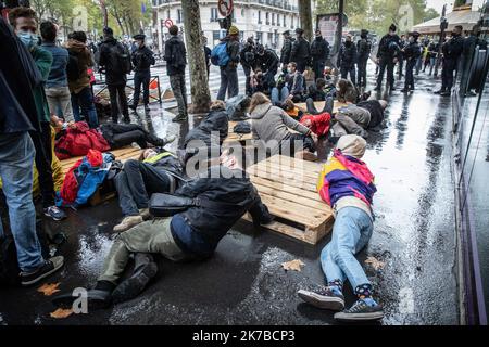 ©PHOTOPQR/LE PARISIEN/Fred Dugit ; Paris ; 13/10/2020 ; politische Paris VIie, le 13 octobre 2020 La nouvelle Action d’Extinction Rebellion Boulevard Saint-Germain tourne Court . Plus d’une centaine de manifest ont tenté de bloquer le Boulevard Saint-Germain devant le Ministère de l’environnement. Leur évacuation a débuté rapidement. Photo LP / Fred Dugit Extinction Rebellion Aktivisten von der Polizei umgeben. Evakuierung des Aussterbens Rebellion-Aktivisten nach einem Blockierungsversuch vor dem Ministerium für ökologischen Übergang. Paris, 13. Oktober 2020. Stockfoto