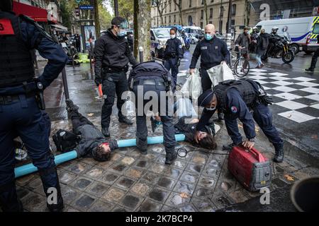 ©PHOTOPQR/LE PARISIEN/Fred Dugit ; Paris ; 13/10/2020 ; politische Paris VIie, le 13 octobre 2020 La nouvelle Action d’Extinction Rebellion Boulevard Saint-Germain tourne Court . Plus d’une centaine de manifest ont tenté de bloquer le Boulevard Saint-Germain devant le Ministère de l’environnement. Leur évacuation a débuté rapidement. Photo LP / Fred Dugit Extinction Rebellion Aktivisten von der Polizei umgeben. Evakuierung des Aussterbens Rebellion-Aktivisten nach einem Blockierungsversuch vor dem Ministerium für ökologischen Übergang. Paris, 13. Oktober 2020. Stockfoto