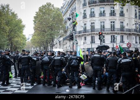 ©PHOTOPQR/LE PARISIEN/Fred Dugit ; Paris ; 13/10/2020 ; politische Paris VIie, le 13 octobre 2020 La nouvelle Action d’Extinction Rebellion Boulevard Saint-Germain tourne Court . Plus d’une centaine de manifest ont tenté de bloquer le Boulevard Saint-Germain devant le Ministère de l’environnement. Leur évacuation a débuté rapidement. Photo LP / Fred Dugit Extinction Rebellion Aktivisten von der Polizei umgeben. Evakuierung des Aussterbens Rebellion-Aktivisten nach einem Blockierungsversuch vor dem Ministerium für ökologischen Übergang. Paris, 13. Oktober 2020. Stockfoto