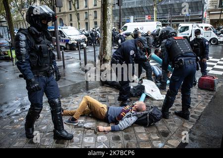 ©PHOTOPQR/LE PARISIEN/Fred Dugit ; Paris ; 13/10/2020 ; politische Paris VIie, le 13 octobre 2020 La nouvelle Action d’Extinction Rebellion Boulevard Saint-Germain tourne Court . Plus d’une centaine de manifest ont tenté de bloquer le Boulevard Saint-Germain devant le Ministère de l’environnement. Leur évacuation a débuté rapidement. Photo LP / Fred Dugit Extinction Rebellion Aktivisten von der Polizei umgeben. Evakuierung des Aussterbens Rebellion-Aktivisten nach einem Blockierungsversuch vor dem Ministerium für ökologischen Übergang. Paris, 13. Oktober 2020. Stockfoto