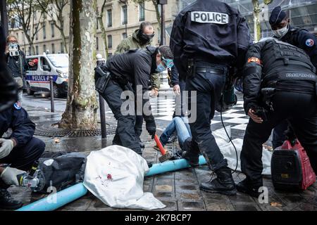 ©PHOTOPQR/LE PARISIEN/Fred Dugit ; Paris ; 13/10/2020 ; politische Paris VIie, le 13 octobre 2020 La nouvelle Action d’Extinction Rebellion Boulevard Saint-Germain tourne Court . Plus d’une centaine de manifest ont tenté de bloquer le Boulevard Saint-Germain devant le Ministère de l’environnement. Leur évacuation a débuté rapidement. Photo LP / Fred Dugit Extinction Rebellion Aktivisten von der Polizei umgeben. Evakuierung des Aussterbens Rebellion-Aktivisten nach einem Blockierungsversuch vor dem Ministerium für ökologischen Übergang. Paris, 13. Oktober 2020. Stockfoto