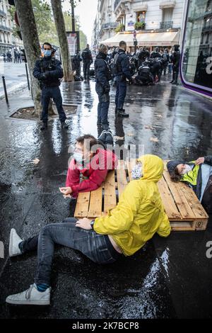 ©PHOTOPQR/LE PARISIEN/Fred Dugit ; Paris ; 13/10/2020 ; politische Paris VIie, le 13 octobre 2020 La nouvelle Action d’Extinction Rebellion Boulevard Saint-Germain tourne Court . Plus d’une centaine de manifest ont tenté de bloquer le Boulevard Saint-Germain devant le Ministère de l’environnement. Leur évacuation a débuté rapidement. Photo LP / Fred Dugit Extinction Rebellion Aktivisten von der Polizei umgeben. Evakuierung des Aussterbens Rebellion-Aktivisten nach einem Blockierungsversuch vor dem Ministerium für ökologischen Übergang. Paris, 13. Oktober 2020. Stockfoto