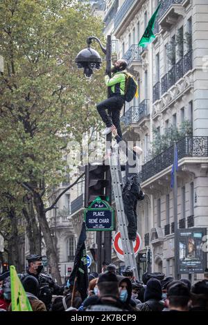 ©PHOTOPQR/LE PARISIEN/Fred Dugit ; Paris ; 13/10/2020 ; politische Paris VIie, le 13 octobre 2020 La nouvelle Action d’Extinction Rebellion Boulevard Saint-Germain tourne Court . Plus d’une centaine de manifest ont tenté de bloquer le Boulevard Saint-Germain devant le Ministère de l’environnement. Leur évacuation a débuté rapidement. Photo LP / Fred Dugit Extinction Rebellion Aktivisten von der Polizei umgeben. Evakuierung des Aussterbens Rebellion-Aktivisten nach einem Blockierungsversuch vor dem Ministerium für ökologischen Übergang. Paris, 13. Oktober 2020. Stockfoto