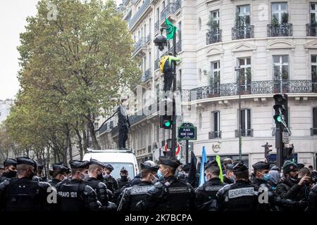 ©PHOTOPQR/LE PARISIEN/Fred Dugit ; Paris ; 13/10/2020 ; politische Paris VIie, le 13 octobre 2020 La nouvelle Action d’Extinction Rebellion Boulevard Saint-Germain tourne Court . Plus d’une centaine de manifest ont tenté de bloquer le Boulevard Saint-Germain devant le Ministère de l’environnement. Leur évacuation a débuté rapidement. Photo LP / Fred Dugit Extinction Rebellion Aktivisten von der Polizei umgeben. Evakuierung des Aussterbens Rebellion-Aktivisten nach einem Blockierungsversuch vor dem Ministerium für ökologischen Übergang. Paris, 13. Oktober 2020. Stockfoto