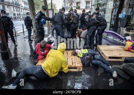 ©PHOTOPQR/LE PARISIEN/Fred Dugit ; Paris ; 13/10/2020 ; politische Paris VIie, le 13 octobre 2020 La nouvelle Action d’Extinction Rebellion Boulevard Saint-Germain tourne Court . Plus d’une centaine de manifest ont tenté de bloquer le Boulevard Saint-Germain devant le Ministère de l’environnement. Leur évacuation a débuté rapidement. Photo LP / Fred Dugit Extinction Rebellion Aktivisten von der Polizei umgeben. Evakuierung des Aussterbens Rebellion-Aktivisten nach einem Blockierungsversuch vor dem Ministerium für ökologischen Übergang. Paris, 13. Oktober 2020. Stockfoto