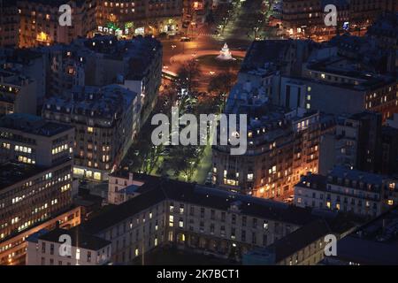 ©PHOTOPQR/LE PARISIEN/OLIVIER BOITET ; PARIS ; 11/01/2017 ; PARIS ( 11.01.2017 ) DEPUIS LA TERRASSE DU 59E ETAGE DE LA TOUR MONTPARNASSE, LA VUE PANORAMIQUE PERMET DE DECOUVRIR LES TOITS DES IMMEUBLES PARISIENS QUI S'ECLAIRENT A LA TOMBEE DE LA NUIT. FOTO LE PARISIEN OLIVIER BOITET - Paris bei Nacht Hauptstadt auf maximale Coronavirus Alarm mit mehr Einschränkungen Stockfoto