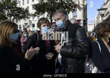 ©PHOTOPQR/LE PROGRES/Maxime JEGAT - Lyon 18/10/2020 - Hommage à Samuel Paty à Lyon le 18 octobre 2020 -Béatrice Vessiller et Bruno Bernard, président de la Métropole de Lyon, ont assisté avec plusieurs Milliers de personnes Place Bellecour à Lyon à un Hommage à Samuel Paty, cet enseignant assassiné à Conflans-Sainte-Honorine pour avoir montré des caricature de Mahomet en classe. Dans le cadre d'un cours sur la laïcité et la liberté d'Expression. Am 18. Oktober 2020 versammeln sich in Lyon Menschen zu Ehren des Geschichtslehrers Samuel Paty, zwei Tage nachdem er von einem Attentäter, der von ihm getötet wurde, enthauptet wurde Stockfoto