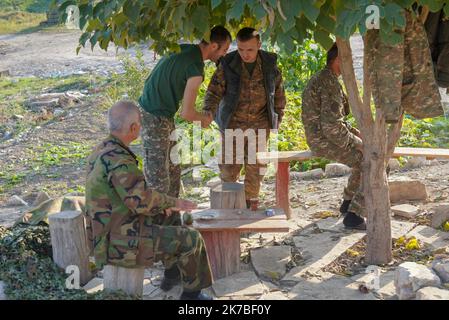 un poste d'artillerie arménien dans la région de Martuni dans le Sud du haut Karabach - ein armenischer Artillerieposten in der Region Martuni im südlichen Berg-Karabach Martuni, dans le sud du Haut Karabach, la ville a été durement touchée par des bombardements avec des armes non conventionnelles à sous munition, la Population a majoritairement fuit la ville. Poste d'artillerie arménien très proche du Front dans la région de Martuni. Martuni, im Süden von Berg-Karabach, war die Stadt stark von Bombardierungen mit unkonventioneller Streumunition betroffen, die Bevölkerung floh größtenteils aus der Cit Stockfoto