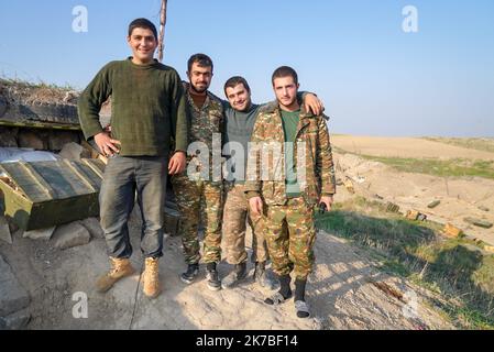 un poste d'artillerie arménien dans la région de Martuni dans le Sud du haut Karabach - ein armenischer Artillerieposten in der Region Martuni im südlichen Berg-Karabach Martuni, dans le sud du Haut Karabach, la ville a été durement touchée par des bombardements avec des armes non conventionnelles à sous munition, la Population a majoritairement fuit la ville. Poste d'artillerie arménien très proche du Front dans la région de Martuni. Martuni, im Süden von Berg-Karabach, war die Stadt stark von Bombardierungen mit unkonventioneller Streumunition betroffen, die Bevölkerung floh größtenteils aus der Cit Stockfoto