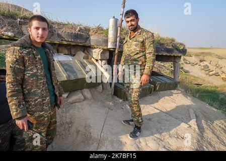 un poste d'artillerie arménien dans la région de Martuni dans le Sud du haut Karabach - ein armenischer Artillerieposten in der Region Martuni im südlichen Berg-Karabach Martuni, dans le sud du Haut Karabach, la ville a été durement touchée par des bombardements avec des armes non conventionnelles à sous munition, la Population a majoritairement fuit la ville. Poste d'artillerie arménien très proche du Front dans la région de Martuni. Martuni, im Süden von Berg-Karabach, war die Stadt stark von Bombardierungen mit unkonventioneller Streumunition betroffen, die Bevölkerung floh größtenteils aus der Cit Stockfoto