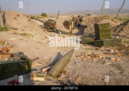 un poste d'artillerie arménien dans la région de Martuni dans le Sud du haut Karabach - ein armenischer Artillerieposten in der Region Martuni im südlichen Berg-Karabach Martuni, dans le sud du Haut Karabach, la ville a été durement touchée par des bombardements avec des armes non conventionnelles à sous munition, la Population a majoritairement fuit la ville. Poste d'artillerie arménien très proche du Front dans la région de Martuni. Martuni, im Süden von Berg-Karabach, war die Stadt stark von Bombardierungen mit unkonventioneller Streumunition betroffen, die Bevölkerung floh größtenteils aus der Cit Stockfoto