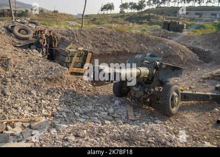 un poste d'artillerie arménien dans la région de Martuni dans le Sud du haut Karabach - ein armenischer Artillerieposten in der Region Martuni im südlichen Berg-Karabach Martuni, dans le sud du Haut Karabach, la ville a été durement touchée par des bombardements avec des armes non conventionnelles à sous munition, la Population a majoritairement fuit la ville. Poste d'artillerie arménien très proche du Front dans la région de Martuni. Martuni, im Süden von Berg-Karabach, war die Stadt stark von Bombardierungen mit unkonventioneller Streumunition betroffen, die Bevölkerung floh größtenteils aus der Cit Stockfoto