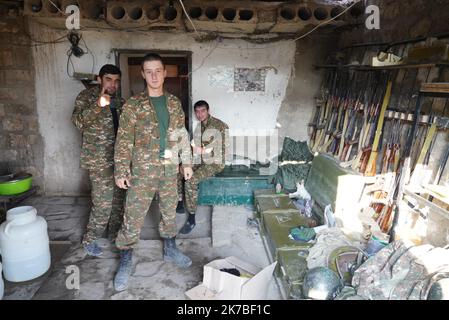 un poste d'artillerie arménien dans la région de Martuni dans le Sud du haut Karabach - ein armenischer Artillerieposten in der Region Martuni im südlichen Berg-Karabach Martuni, dans le sud du Haut Karabach, la ville a été durement touchée par des bombardements avec des armes non conventionnelles à sous munition, la Population a majoritairement fuit la ville. Poste d'artillerie arménien très proche du Front dans la région de Martuni. Martuni, im Süden von Berg-Karabach, war die Stadt stark von Bombardierungen mit unkonventioneller Streumunition betroffen, die Bevölkerung floh größtenteils aus der Cit Stockfoto