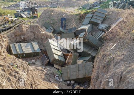 un poste d'artillerie arménien dans la région de Martuni dans le Sud du haut Karabach - ein armenischer Artillerieposten in der Region Martuni im südlichen Berg-Karabach Martuni, dans le sud du Haut Karabach, la ville a été durement touchée par des bombardements avec des armes non conventionnelles à sous munition, la Population a majoritairement fuit la ville. Poste d'artillerie arménien très proche du Front dans la région de Martuni. Martuni, im Süden von Berg-Karabach, war die Stadt stark von Bombardierungen mit unkonventioneller Streumunition betroffen, die Bevölkerung floh größtenteils aus der Cit Stockfoto