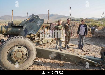 un poste d'artillerie arménien dans la région de Martuni dans le Sud du haut Karabach - ein armenischer Artillerieposten in der Region Martuni im südlichen Berg-Karabach Martuni, dans le sud du Haut Karabach, la ville a été durement touchée par des bombardements avec des armes non conventionnelles à sous munition, la Population a majoritairement fuit la ville. Poste d'artillerie arménien très proche du Front dans la région de Martuni. Martuni, im Süden von Berg-Karabach, war die Stadt stark von Bombardierungen mit unkonventioneller Streumunition betroffen, die Bevölkerung floh größtenteils aus der Cit Stockfoto