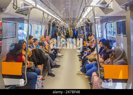 ISTANBUL, TÜRKEI - 22. JULI 2019: Innenansicht eines U-Bahn-Zuges in Istanbul, Türkei Stockfoto