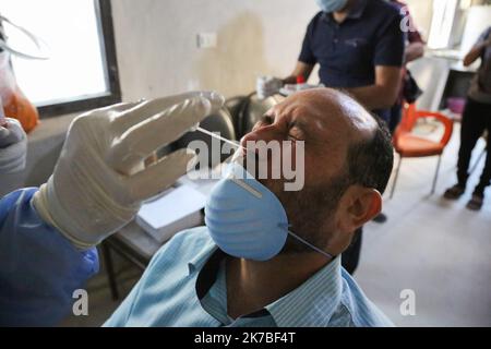 ©fadi al-shami/MAXPPP - 17. Oktober 2020, Syrien, Idlib: Ein Ärzteteam des Frühwarn-, Alarm- und Reaktionsnetzes der Weltgesundheitsorganisation (EWARN) nimmt Proben von Menschen, die Symptome des Coronavirus entwickelt haben. Nordsyrien verzeichnet einen Anstieg der Fälle von COVID-19 19/10/2020 Syrien, Idlib: Ein Team von Ärzten des Early Warning, Alert and Response Network (EWARN) der Weltgesundheitsorganisation nimmt Proben von Menschen ab, die Symptome des Coronavirus entwickelt haben. Nordsyrien verzeichnet einen Anstieg der COVID-19-Fälle Stockfoto