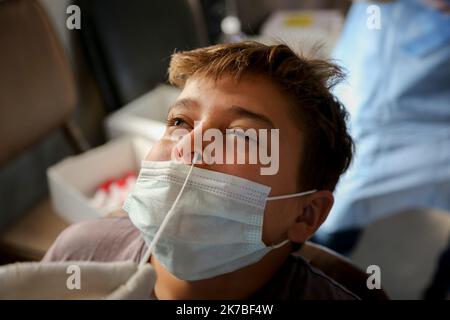 ©fadi al-shami/MAXPPP - 17. Oktober 2020, Syrien, Idlib: Ein Ärzteteam des Frühwarn-, Alarm- und Reaktionsnetzes der Weltgesundheitsorganisation (EWARN) nimmt Proben von Menschen, die Symptome des Coronavirus entwickelt haben. Nordsyrien verzeichnet einen Anstieg der Fälle von COVID-19 19/19/2020 Syrien, Idlib: Ein Team von Ärzten des Early Warning, Alert and Response Network (EWARN) der Weltgesundheitsorganisation nimmt Proben von Menschen ab, die Symptome des Coronavirus entwickelt haben. Nordsyrien verzeichnet einen Anstieg der COVID-19-Fälle Stockfoto