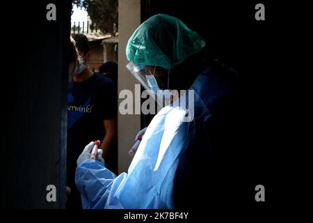 ©fadi al-shami/MAXPPP - 17. Oktober 2020, Syrien, Idlib: Ein Ärzteteam des Frühwarn-, Alarm- und Reaktionsnetzes der Weltgesundheitsorganisation (EWARN) nimmt Proben von Menschen, die Symptome des Coronavirus entwickelt haben. Nordsyrien verzeichnet einen Anstieg der Fälle von COVID-19 19/19/2020 Syrien, Idlib: Ein Team von Ärzten des Early Warning, Alert and Response Network (EWARN) der Weltgesundheitsorganisation nimmt Proben von Menschen ab, die Symptome des Coronavirus entwickelt haben. Nordsyrien verzeichnet einen Anstieg der COVID-19-Fälle Stockfoto