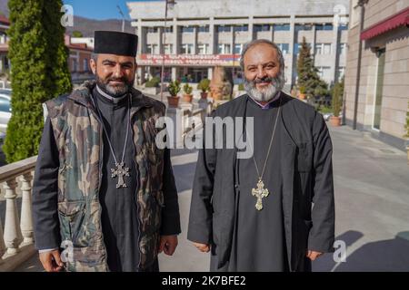 Gilles Bader/MAXPPP Stepanakert 10/20/2020 l'église et la foi aident les habitants du Haut Karabakh à tenir face à la guerre, l'évèque Bagrat Galstanyan vient soutenir moralement la Population du haut Karabakh, sa croix est faite symboliquement en métal de balle de fusil afin de conjuurer le sort et envoyer un message de paix Stepanakert 10/20/2020 Kirche und Glaube helfen den Bewohnern von Berg-Karabach, sich gegen den Krieg zu stellen, Bischof Bagrat Galstanyan unterstützt die Bevölkerung von Berg-Karabach moralisch, Sein Kreuz ist symbolisch aus Gewehrkugelmetall gefertigt, um Schicksal und Schicksal abzuwehren Stockfoto