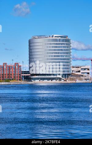 Kopenhagen, Dänemark - Sept 2022: Runder Block Tip of Redmolen entworfen von Cobe, Residence Inn Nordhavn Projekt Stockfoto