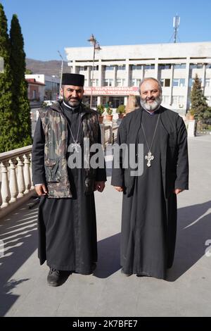 Gilles Bader/MAXPPP Stepanakert 10/20/2020 l'église et la foi aident les habitants du Haut Karabakh à tenir face à la guerre, l'évèque Bagrat Galstanyan vient soutenir moralement la Population du haut Karabakh, sa croix est faite symboliquement en métal de balle de fusil afin de conjuurer le sort et envoyer un message de paix Stepanakert 10/20/2020 Kirche und Glaube helfen den Bewohnern von Berg-Karabach, sich gegen den Krieg zu stellen, Bischof Bagrat Galstanyan unterstützt die Bevölkerung von Berg-Karabach moralisch, Sein Kreuz ist symbolisch aus Gewehrkugelmetall gefertigt, um Schicksal und Schicksal abzuwehren Stockfoto