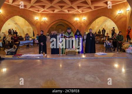 Gilles Bader/MAXPPP Stepanakert 10/20/2020 l'église et la foi aident les habitants du Haut Karabakh à tenir face à la guerre, l'évèque Bagrat Galstanyan vient soutenir moralement la Population du haut Karabakh, sa croix est faite symboliquement en métal de balle de fusil afin de conjuurer le sort et envoyer un message de paix Stepanakert 10/20/2020 Kirche und Glaube helfen den Bewohnern von Berg-Karabach, sich gegen den Krieg zu stellen, Bischof Bagrat Galstanyan unterstützt die Bevölkerung von Berg-Karabach moralisch, Sein Kreuz ist symbolisch aus Gewehrkugelmetall gefertigt, um Schicksal und Schicksal abzuwehren Stockfoto