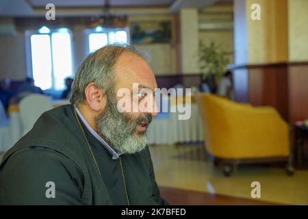 Gilles Bader/MAXPPP Stepanakert 10/20/2020 l'église et la foi aident les habitants du Haut Karabakh à tenir face à la guerre, l'évèque Bagrat Galstanyan vient soutenir moralement la Population du haut Karabakh, sa croix est faite symboliquement en métal de balle de fusil afin de conjuurer le sort et envoyer un message de paix Stepanakert 10/20/2020 Kirche und Glaube helfen den Bewohnern von Berg-Karabach, sich gegen den Krieg zu stellen, Bischof Bagrat Galstanyan unterstützt die Bevölkerung von Berg-Karabach moralisch, Sein Kreuz ist symbolisch aus Gewehrkugelmetall gefertigt, um Schicksal und Schicksal abzuwehren Stockfoto