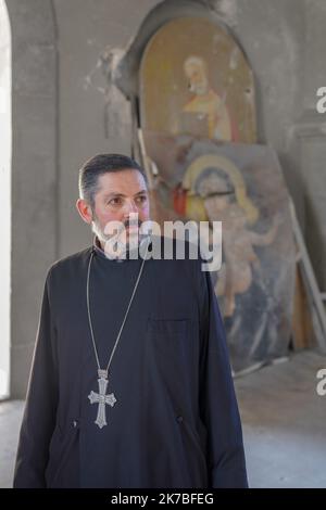 Gilles Bader/MAXPPP Chouchi 10/20/2020 l'église et la foi aident les habitants du Haut Karabakh à tenir face à la guerre le prètre de l'église bombardée de Chouchi Chouchi 10/20/2020 Kirche und Glaube helfen den Bewohnern von Berg-Karabakh, sich gegen wa zu erheben Stockfoto