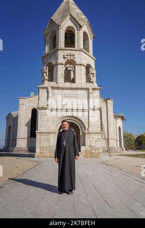 Gilles Bader/MAXPPP Chouchi 10/20/2020 l'église et la foi aident les habitants du Haut Karabakh à tenir face à la guerre le prètre de l'église bombardée de Chouchi Chouchi 10/20/2020 Kirche und Glaube helfen den Bewohnern von Berg-Karabakh, sich gegen wa zu erheben Stockfoto