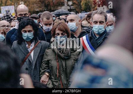 ©Jan Schmidt-Whitley/Le Pictorium/MAXPPP - Jan Schmidt-Whitley/Le Pictorium - 20/10/2020 - Frankreich / Yvelines / Conflans-Saint-Honorine - Les proches de Samuel Paty lancent la marche Blanche en sa memoire.des Milliers de personnes se sont rassemblees mardi soir a Conflans-Saint-Honorine pour une marche y Blanche. La foule s'est massee vers 18h30 devant le college Le Bois-d'Aulne, ou le professeur de 47 ans enseignait. Quelque 6 000 personnes etaient presentes, selon of estimations de gendarmes sur place. / 20/10/2020 - Frankreich / Yvelines (französisches Departement) / Conflans-Sai Stockfoto