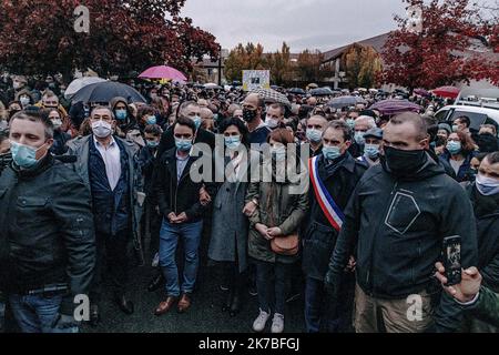 ©Jan Schmidt-Whitley/Le Pictorium/MAXPPP - Jan Schmidt-Whitley/Le Pictorium - 20/10/2020 - Frankreich / Yvelines / Conflans-Saint-Honorine - Les proches de Samuel Paty lancent la marche Blanche en sa memoire.des Milliers de personnes se sont rassemblees mardi soir a Conflans-Saint-Honorine pour une marche y Blanche. La foule s'est massee vers 18h30 devant le college Le Bois-d'Aulne, ou le professeur de 47 ans enseignait. Quelque 6 000 personnes etaient presentes, selon of estimations de gendarmes sur place. / 20/10/2020 - Frankreich / Yvelines (französisches Departement) / Conflans-Sai Stockfoto