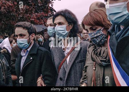 ©Jan Schmidt-Whitley/Le Pictorium/MAXPPP - Jan Schmidt-Whitley/Le Pictorium - 20/10/2020 - Frankreich / Yvelines / Conflans-Saint-Honorine - Les proches de Samuel Paty lancent la marche Blanche en sa memoire.des Milliers de personnes se sont rassemblees mardi soir a Conflans-Saint-Honorine pour une marche y Blanche. La foule s'est massee vers 18h30 devant le college Le Bois-d'Aulne, ou le professeur de 47 ans enseignait. Quelque 6 000 personnes etaient presentes, selon of estimations de gendarmes sur place. / 20/10/2020 - Frankreich / Yvelines (französisches Departement) / Conflans-Sai Stockfoto