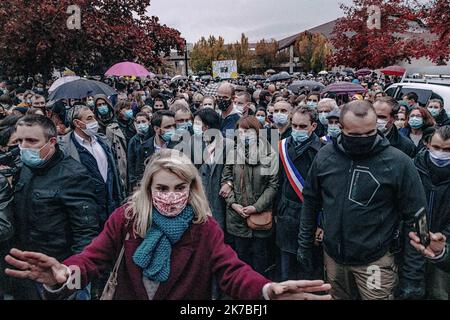 ©Jan Schmidt-Whitley/Le Pictorium/MAXPPP - Jan Schmidt-Whitley/Le Pictorium - 20/10/2020 - Frankreich / Yvelines / Conflans-Saint-Honorine - Les proches de Samuel Paty lancent la marche Blanche en sa memoire.des Milliers de personnes se sont rassemblees mardi soir a Conflans-Saint-Honorine pour une marche y Blanche. La foule s'est massee vers 18h30 devant le college Le Bois-d'Aulne, ou le professeur de 47 ans enseignait. Quelque 6 000 personnes etaient presentes, selon of estimations de gendarmes sur place. / 20/10/2020 - Frankreich / Yvelines (französisches Departement) / Conflans-Sai Stockfoto