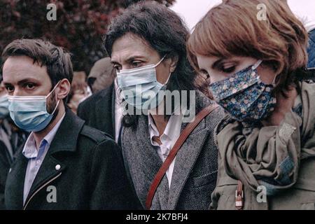 ©Jan Schmidt-Whitley/Le Pictorium/MAXPPP - Jan Schmidt-Whitley/Le Pictorium - 20/10/2020 - Frankreich / Yvelines / Conflans-Saint-Honorine - Les proches de Samuel Paty lancent la marche Blanche en sa memoire.des Milliers de personnes se sont rassemblees mardi soir a Conflans-Saint-Honorine pour une marche y Blanche. La foule s'est massee vers 18h30 devant le college Le Bois-d'Aulne, ou le professeur de 47 ans enseignait. Quelque 6 000 personnes etaient presentes, selon of estimations de gendarmes sur place. / 20/10/2020 - Frankreich / Yvelines (französisches Departement) / Conflans-Sai Stockfoto