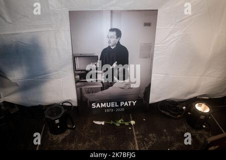 ©Michael Bunel / Le Pictorium/MAXPPP - Michael Bunel / Le Pictorium - 20/10/2020 - Frankreich / Yvelines / Conflans-Saint-Honorine - photo du professeur d'histoire Samuel Paty decapite la semaine derniere. Samuel Paty a ete decapite vendredi par un refugie tchetche de 18 ans, ne a Moscou, qui a ensuite ete abattu par la Police. Les responsables de la Police ont declare que Paty avait discute des caricatures du prophete de l'Islam Mohamet avec sa classe, ce qui a Conduit a des menaces. 20 Oktobre 2020. Conflans-Sainte-Honorine. Frankreich. / 20/10/2020 - Frankreich / Yvelines (französisches Departement) / Confla Stockfoto