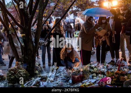 ©Michael Bunel / Le Pictorium/MAXPPP - Michael Bunel / Le Pictorium - 20/10/2020 - Frankreich / Yvelines / Conflans-Saint-Honorine - Les gens viennent depositer des gerbes de fleurs, bougies, dessins et temoignages devant le college du Bois d'Aulne en Hommage au professeur d'histoire decapite la semaine derniere. Samuel Paty a ete decapite vendredi par un refugie tchetche de 18 ans, ne a Moscou, qui a ensuite ete abattu par la Police. Les responsables de la Police ont declare que Paty avait discute des caricatures du prophete de l'Islam Mohamet avec sa classe, ce qui a Conduit a des menaces. 20 oc Stockfoto