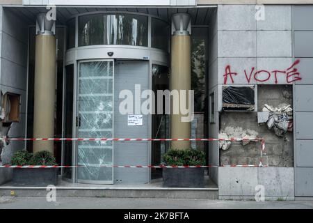 ©Michael Bunel / Le Pictorium/MAXPPP - Michael Bunel / Le Pictorium - 16/06/2016 - Frankreich / Paris - Eine Abstimmung. Casses et graffitis sur le chemin de la derniere Manifestation contre les propositions de reform du travail a Paris le 14 juin 2016. Quarante personnes ont ete Blessees et les autorites ont procede a 73 arrestations. 16 juin 2016. Paris, Frankreich. / 16/06/2016 - Frankreich / Paris - Abgestimmt. Brüche und Graffiti auf dem Weg zur letzten Demonstration gegen die Vorschläge zur Arbeitsreform am 14. Juni 2016 in Paris. Vierzig Menschen wurden verletzt und die Behörden nahmen 73 Personen fest. 16. Juni 2016. Paris, Stockfoto