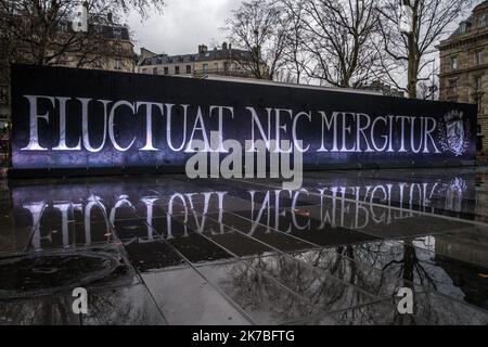 ©Michael Bunel / Le Pictorium/MAXPPP - Michael Bunel / Le Pictorium - 11/01/2016 - Frankreich / Ile-de-France / Paris - « Fluctuat nec mergitur », devise de Paris qui signifie en latin « il est battu par les flots Mais ne vacille pas ». Le Graffiti, Place de la Republique, a ete realise par la Grim Team, un collectif de graffeur parisien au lendemain des attentats du 15 novembre 2015. 11. Januar 2016. Paris, Frankreich. / 11/01/2016 - Frankreich / Ile-de-France (Region) / Paris - 'Fluctuat nec mergitur', Pariser Motto, was auf Latein bedeutet: 'Es wird von den Wellen geschlagen, aber schwankt nicht'. Das Graffiti, Place d Stockfoto