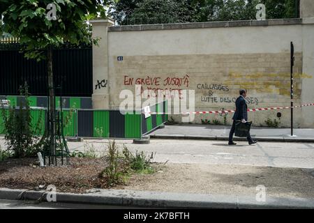 ©Michael Bunel / Le Pictorium/MAXPPP - Michael Bunel / Le Pictorium - 2016 - Frankreich / Paris - UN homme en costume passe devant un Graffiti ou il est ecrit, en greve jusqu a la retraite, caillasses et lutte des classes. Casses et graffitis sur le chemin de la derniere Manifestation contre les propositions de reform du travail a Paris le 14 juin 2016. Quarante personnes ont ete Blessees et les autorites ont procede a 73 arrestations. 16 juin 2016. Paris, Frankreich. / 2016 - Frankreich / Paris - Ein Mann im Anzug geht an Graffiti vorbei, in dem er geschrieben wird, streikt bis in den Ruhestand, Schotter und Klasse str Stockfoto