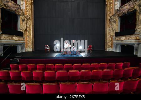 ©PHOTOPQR/VOIX DU Nord/PHILIPPE PAUCHET ; 21/10/2020 ; LILLE un couple passe une nuit à l'opéra PHOTO PHILIPPE PAUCHET LA VOIX DU Nord Célia et son compagnon vont dormir ce mercredi soir dans l’opéra de Lille après avoir remporté un concours inédit. - Célia und ihre Gefährtin werden an diesem Mittwochabend im Opernhaus von Lille schlafen, nachdem sie einen beispiellosen Wettbewerb FRANCE LILLE OCT 21 2020 gewonnen haben Stockfoto