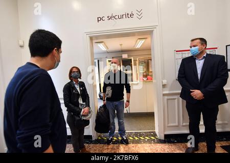 ©PHOTOPQR/VOIX DU Nord/PHILIPPE PAUCHET ; 21/10/2020 ; LILLE un couple passe une nuit à l'opéra PHOTO PHILIPPE PAUCHET LA VOIX DU Nord Célia et son compagnon vont dormir ce mercredi soir dans l’opéra de Lille après avoir remporté un concours inédit. - Célia und ihre Gefährtin werden an diesem Mittwochabend im Opernhaus von Lille schlafen, nachdem sie einen beispiellosen Wettbewerb FRANCE LILLE OCT 21 2020 gewonnen haben Stockfoto