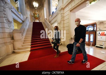 ©PHOTOPQR/VOIX DU Nord/PHILIPPE PAUCHET ; 21/10/2020 ; LILLE un couple passe une nuit à l'opéra PHOTO PHILIPPE PAUCHET LA VOIX DU Nord Célia et son compagnon vont dormir ce mercredi soir dans l’opéra de Lille après avoir remporté un concours inédit. - Célia und ihre Gefährtin werden an diesem Mittwochabend im Opernhaus von Lille schlafen, nachdem sie einen beispiellosen Wettbewerb FRANCE LILLE OCT 21 2020 gewonnen haben Stockfoto