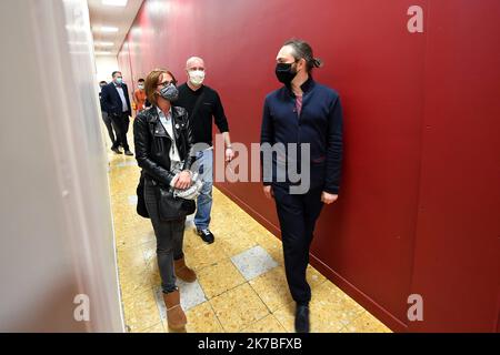 ©PHOTOPQR/VOIX DU Nord/PHILIPPE PAUCHET ; 21/10/2020 ; LILLE un couple passe une nuit à l'opéra PHOTO PHILIPPE PAUCHET LA VOIX DU Nord Célia et son compagnon vont dormir ce mercredi soir dans l’opéra de Lille après avoir remporté un concours inédit. - Célia und ihre Gefährtin werden an diesem Mittwochabend im Opernhaus von Lille schlafen, nachdem sie einen beispiellosen Wettbewerb FRANCE LILLE OCT 21 2020 gewonnen haben Stockfoto