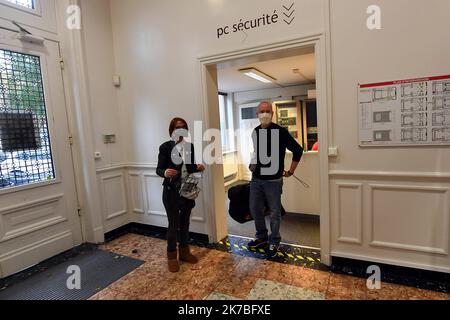 ©PHOTOPQR/VOIX DU Nord/PHILIPPE PAUCHET ; 21/10/2020 ; LILLE un couple passe une nuit à l'opéra PHOTO PHILIPPE PAUCHET LA VOIX DU Nord Célia et son compagnon vont dormir ce mercredi soir dans l’opéra de Lille après avoir remporté un concours inédit. - Célia und ihre Gefährtin werden an diesem Mittwochabend im Opernhaus von Lille schlafen, nachdem sie einen beispiellosen Wettbewerb FRANCE LILLE OCT 21 2020 gewonnen haben Stockfoto