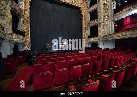 ©PHOTOPQR/VOIX DU Nord/PHILIPPE PAUCHET ; 21/10/2020 ; LILLE un couple passe une nuit à l'opéra PHOTO PHILIPPE PAUCHET LA VOIX DU Nord Célia et son compagnon vont dormir ce mercredi soir dans l’opéra de Lille après avoir remporté un concours inédit. - Célia und ihre Gefährtin werden an diesem Mittwochabend im Opernhaus von Lille schlafen, nachdem sie einen beispiellosen Wettbewerb FRANCE LILLE OCT 21 2020 gewonnen haben Stockfoto