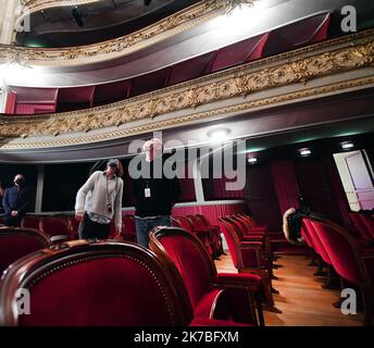 ©PHOTOPQR/VOIX DU Nord/PHILIPPE PAUCHET ; 21/10/2020 ; LILLE un couple passe une nuit à l'opéra PHOTO PHILIPPE PAUCHET LA VOIX DU Nord Célia et son compagnon vont dormir ce mercredi soir dans l’opéra de Lille après avoir remporté un concours inédit. - Célia und ihre Gefährtin werden an diesem Mittwochabend im Opernhaus von Lille schlafen, nachdem sie einen beispiellosen Wettbewerb FRANCE LILLE OCT 21 2020 gewonnen haben Stockfoto