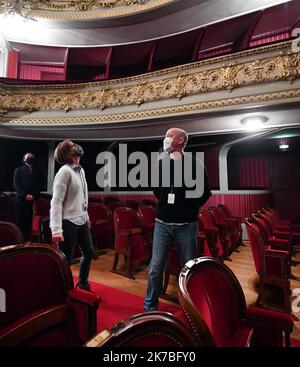 ©PHOTOPQR/VOIX DU Nord/PHILIPPE PAUCHET ; 21/10/2020 ; LILLE un couple passe une nuit à l'opéra PHOTO PHILIPPE PAUCHET LA VOIX DU Nord Célia et son compagnon vont dormir ce mercredi soir dans l’opéra de Lille après avoir remporté un concours inédit. - Célia und ihre Gefährtin werden an diesem Mittwochabend im Opernhaus von Lille schlafen, nachdem sie einen beispiellosen Wettbewerb FRANCE LILLE OCT 21 2020 gewonnen haben Stockfoto